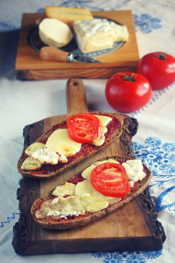 Zapiekanki z serem i sosem pomidorowym (keto)